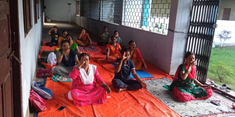 आरके महिला कॉलेज में योग सीखातीं पुष्पा शक्ति