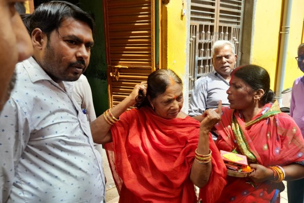 जमशेदपुर : सिंदूरदान करने जा रही महिला के गले से झपटमार ने सोने की चेन उड़ाया