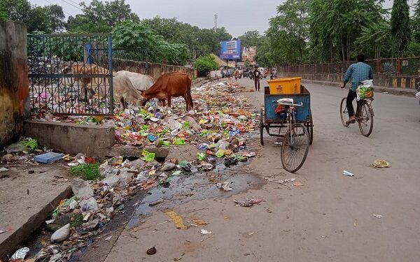 टाटानगर स्टेशन रोड में सड़क के किनारे बिखरा कचरा.