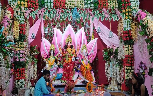 बैंकमोड़ पर मां लक्ष्मी और भगवान गणेश की पंडाल में पूजा करते हुए.