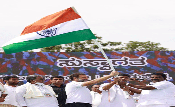 कर्नाटक : राहुल गांधी कोरोना काल में ऑक्सीजन की कमी से मरनेवाले लोगों के परिजनों से मिले, मोदी को घेरा