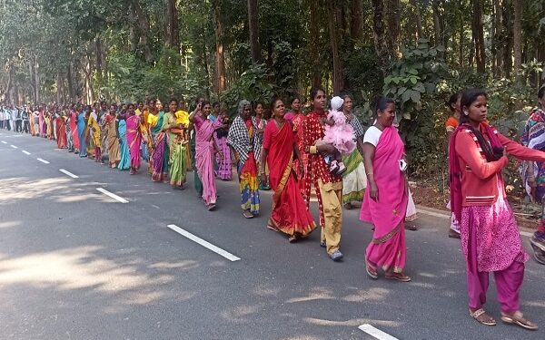 पैदल मार्च में शामिल महिलाएं