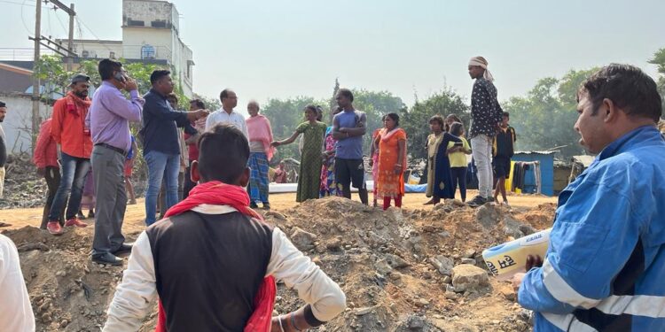 मैथन संजय चौक के पास सिक्स लेन निर्माण कार्य को रोकते आदिवासी