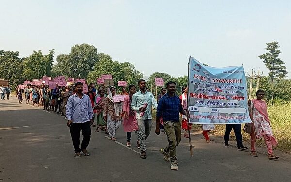 बाल अधिकार जागरुकता रैली में शामिल ग्रामीण एंव एस्पायर संस्था के सदस्य.