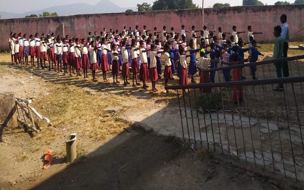मध्य विद्यालय पाण्डवीर में शपथ लेते बच्चे.