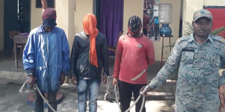 पुलिस गिरफ़्त में लोहा चोरी के तीनों आरोपी