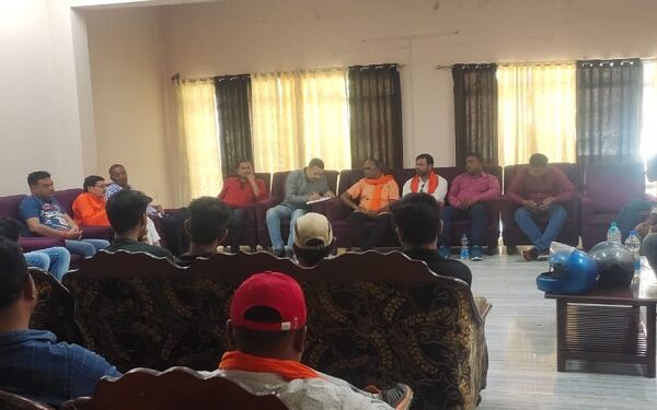 बैठक में उपस्थित हिंदू युवा वाहिनी के सदस्य