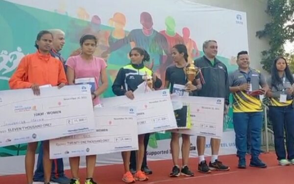 बिष्टुपुर में रन थान कार्यक्रम में विजेता धावकों को पुरस्कृत करते टाटा स्टील के एमडी टीवी नरेंद्रन.