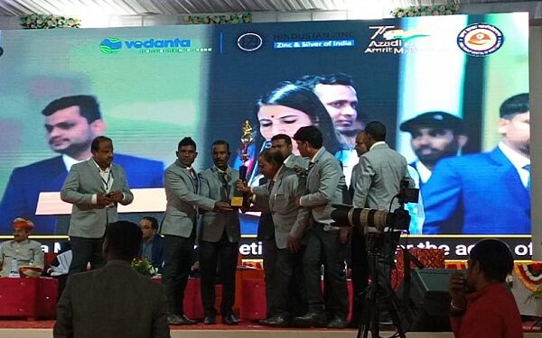 ऑल इंडिया रेस्क्यू प्रतियोगिता में पुरस्कार लेते बाबू लाल दे साथ में खड़े कोच अमिताभ मिश्रा.