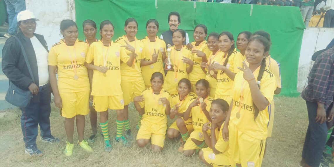 मेडल व मोमेंटो के साथ महिला फुटबॉल की विजयी टीम गांडेय