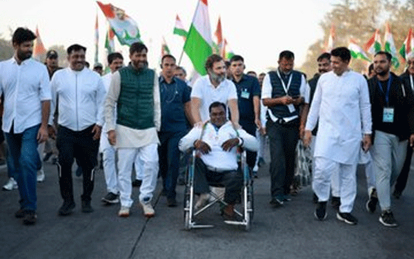 भारत जोड़ो यात्रा इंदौर में, राहुल गांधी दिव्यांग व्यक्ति की व्हीलचेयर धकेलते नजर आये