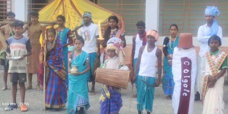 पारंपरिक आदिवासी वेशभूषा में सांस्कृतिक कार्यक्रम प्रस्तुत करते बच्चे
