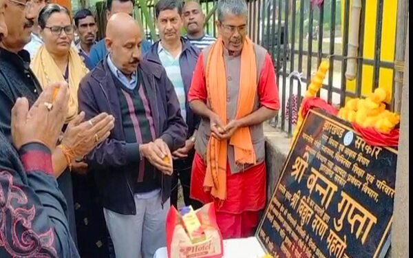शिव मंदिर के सौंदर्यीकरण कार्य का ​शिलान्यास करते मंत्री बन्ना गुप्ता के भाई गुड्डू गुप्ता.