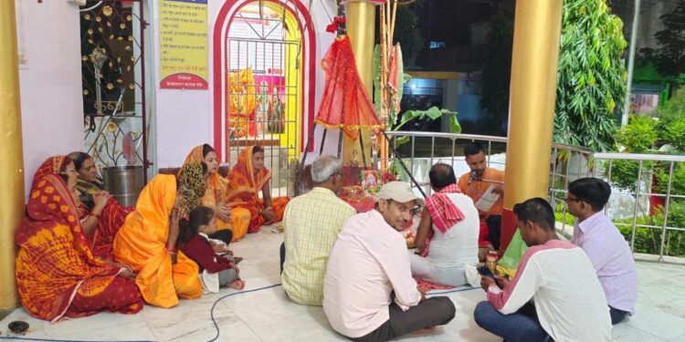 बेलागान दुर्गाबाड़ी में आयोजित तुलसी विवाह अनुष्ठान में शामिल श्रद्धालु