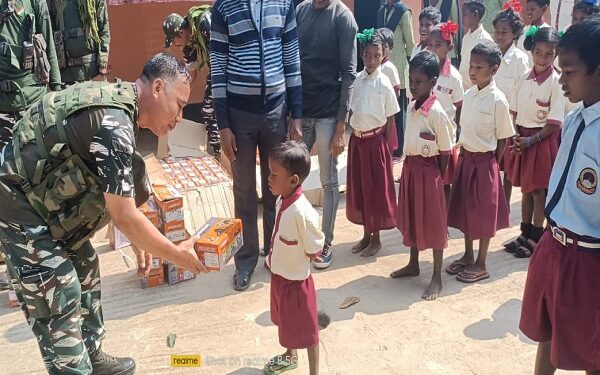 स्कूली बच्चों को जूते प्रदान करते आरपीएफ के अधिकारी