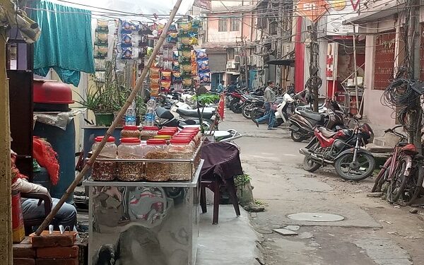साकची बाजार डालडा लाइन में रास्ते लगाई गई दुकान