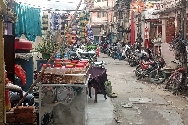 साकची बाजार डालडा लाइन में रास्ते लगाई गई दुकान