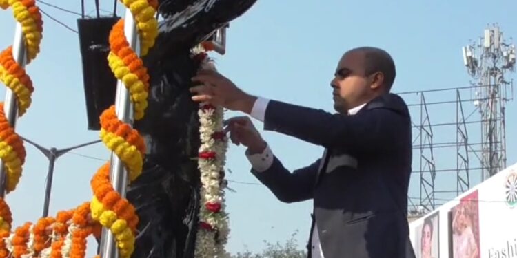 बैंक मोड़ में बिरसा मुंडा की प्रतिमा पर माल्यार्पण करते डीसी संदीप सिंह