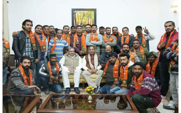 हिमाचल प्रदेश में कांग्रेस को झटका, 26 नेताओं ने बीजेपी का थामा दामन