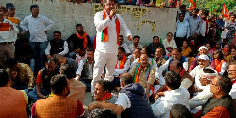 जनाक्रोश रैली को संबोधित करते विधायक रणधीर सिंह
