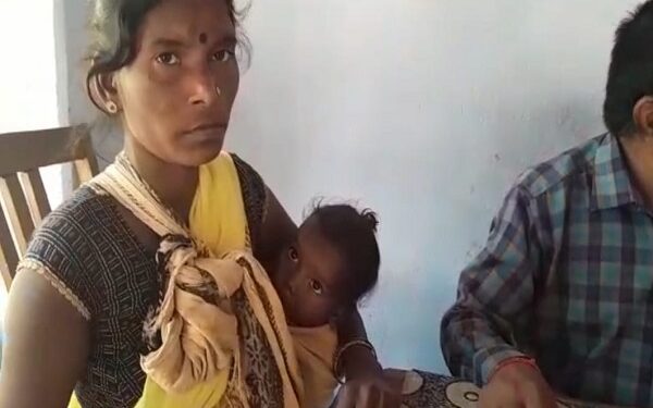 गोद में बच्‍चे को लेकर मुआवजा मांगने वन विभाग कार्यालय पहुंची मह‍िला