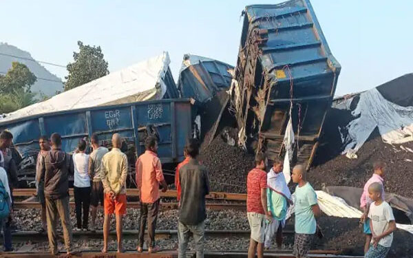 कोडरमा : दुर्घटनाग्रस्त मालगाड़ी पर लदे कोयले का हुआ ऑक्शन, 91 लाख की लगी बोली