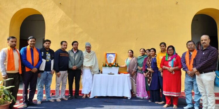 गीता देवी तुलस्यान के चित्र पर श्रद्धासुमन अर्पित करने के बाद स्कूल के प्राचार्य, शिक्षक-शिक्षिका व तुलस्यान परिवार के सदस्य