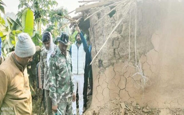 गढ़वा : अपराधियों ने एक ग्रामीण के घर को बम से उड़ाया, दशहत का माहौल