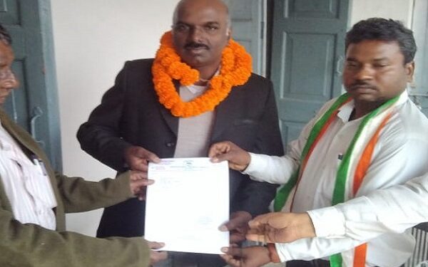 प्रदेश कांग्रेस संयोजक रंजीत राम नए जिला सचिव को जिम्मेदारी का पत्र सौपते हुए