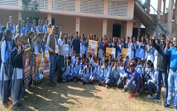 लातेहार : गांधी इंटर कॉलेज में चलाया गया मतदाता जागरूकता अभियान