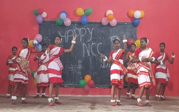 मारवाड़ी प्लस टू उच्च विद्यालय में एनसीसी डे पर नृत्य पेश करती छात्र-छात्राएं.