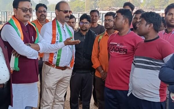 बरसुवां रेलवे स्टेशन पर मेंस कांग्रेस के नेता रेल कर्मचारियों के साथ.