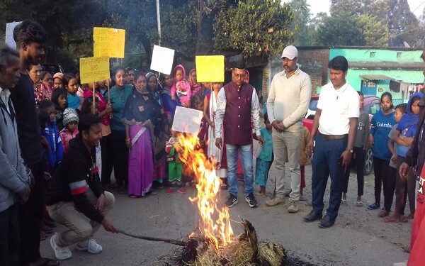 ग्रामीणों ने बरकाकाना ओपी प्रभारी का फूंका पुतला, बर्खास्‍तगी की मांग