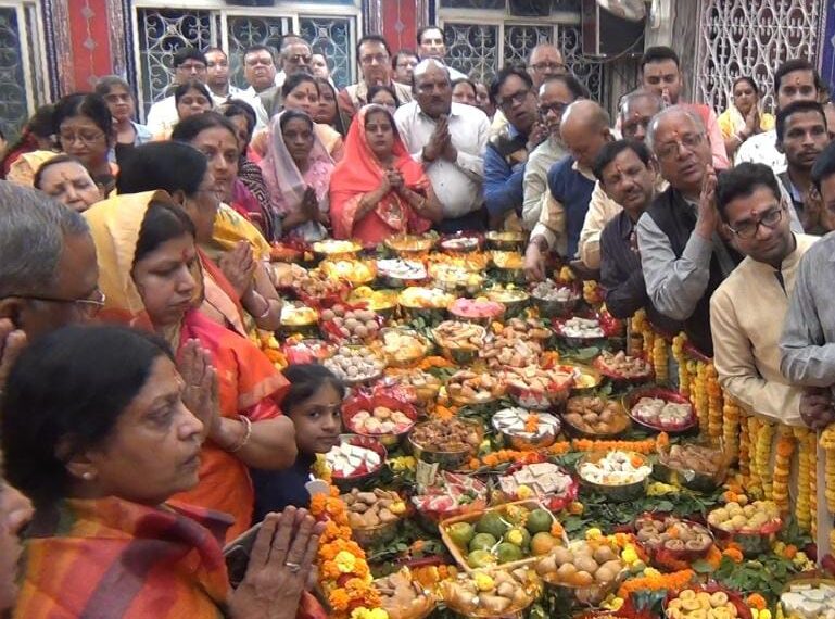 श्री राणसती मंदिर में दादी की पूजा-अर्चना करते श्रद्धालु