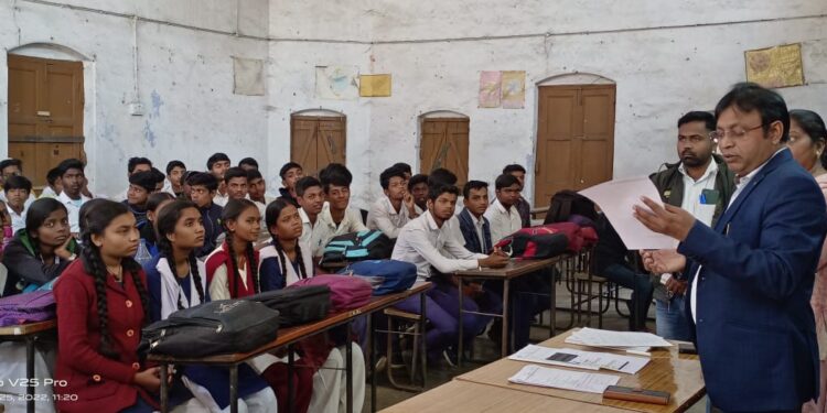 शिविर में स्कूल के विद्यार्थियों को जानकारी देते बीडीओ सुनील कुमार प्रजापति