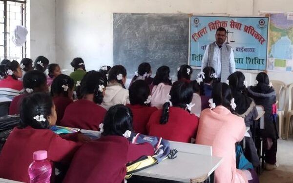 ईश्वर पाठक+2 उच्च विद्यालय मनोहरपुर में छात्र-छात्राओं को संविधान की जानकारी देते हुए.