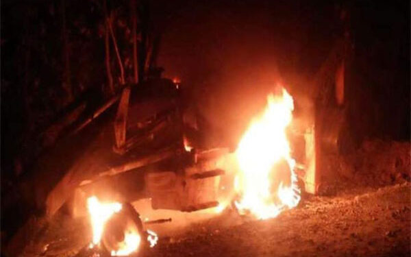 चतरा : माओवादियों ने सड़क निर्माण कार्य में लगे दो जेसीबी और ट्रैक्टर को किया आग के हवाले