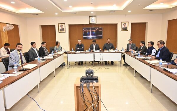 तस्वीर- बैठक करते केंद्रीय जल शक्ति मंत्री गजेंद्र सिंह शेखावत