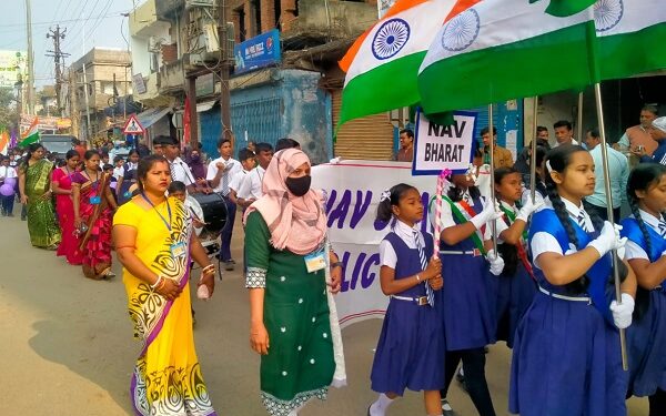 नव भारत पब्लिक स्कूल की ओर से निकाली गई रैली में शामिल बच्चें