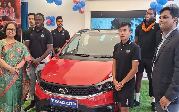 टाटा मोटर्स के वाहन की लॉन्चिंग में पहुंचे जमशेदपुर एफसी के फुटबॉलर.