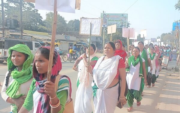 चक्रधरपुर में निकाली गई रैली में शामिल सहियाएं.