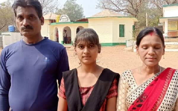 डिंपी कुमारी तिवारी अपने माता-पिता के साथ.