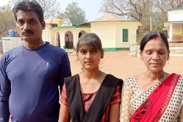डिंपी कुमारी तिवारी अपने माता-पिता के साथ.
