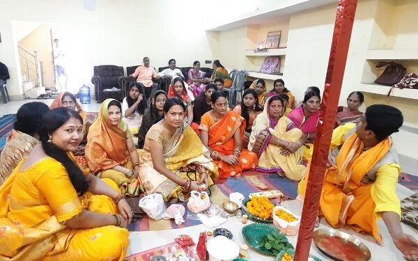 सरस्वती पूजा में शामिल महिलाएं.