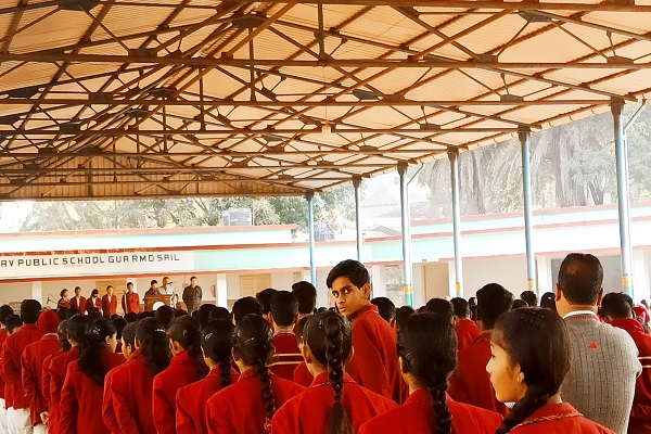 राष्ट्रीय मतदाता दिवस पर शपथ लेते डीएवी पब्लिक स्कूल के छात्र एवं छात्राएं.