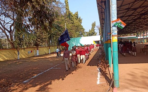 गणतंत्र दिवस की तैयारी में जुटे स्कूली बच्चे.