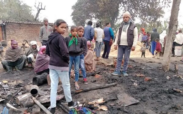वैशाली के रुस्तमपुर में 42 घर जलकर खाक