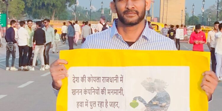 दिल्ली में पोस्टर के जरिए झरिया में बढ़ते प्रदूषण के खिलाफ मुहिम चलाते अखलाक अहमद