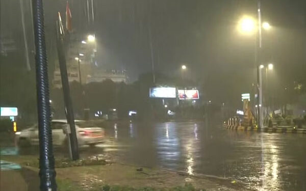 रातभर हुई बारिश से दिल्ली-NCR में बढ़ी ठंड, आज भी कई शहरों में तेज हवाओं के साथ बारिश का अलर्ट