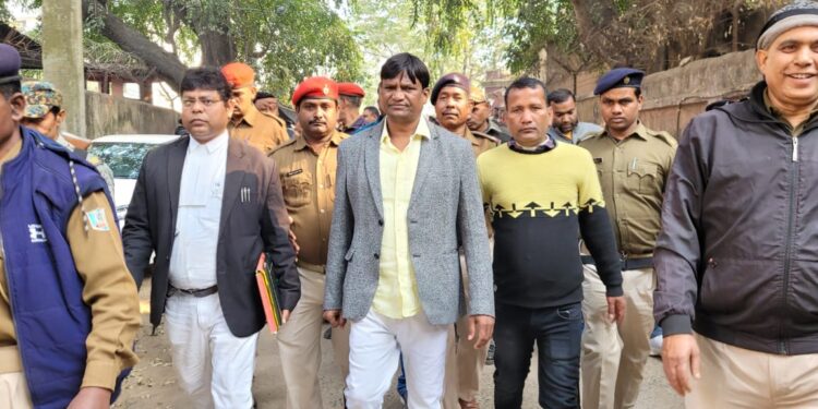 ढुल्लू महतो को कोर्ट में पेशी के बाद कड़ी सुरक्षा में जेल ले जाती पुलिस